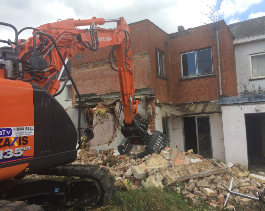 Machine aan het werk tijdens afbraakwerken