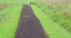 Trage weg in asfalt