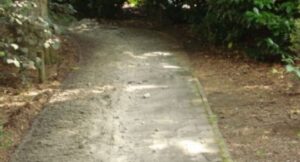 Trage weg in betondallen