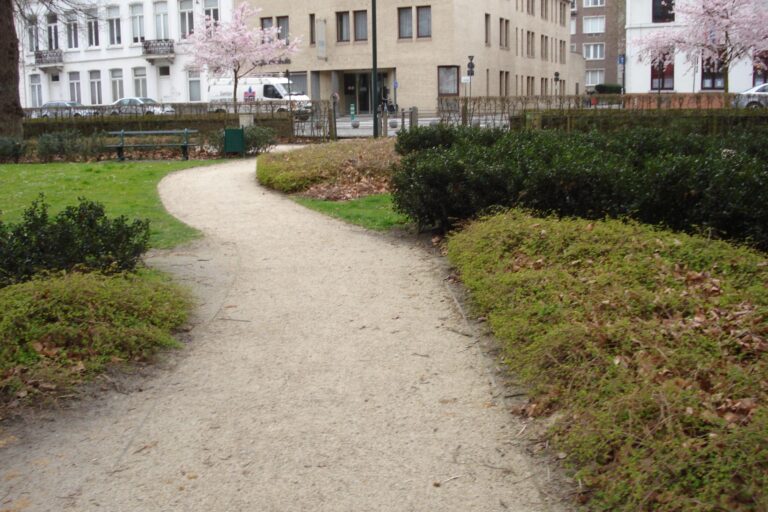 Parkpad in halfverharding op het plein in Kortrijk
